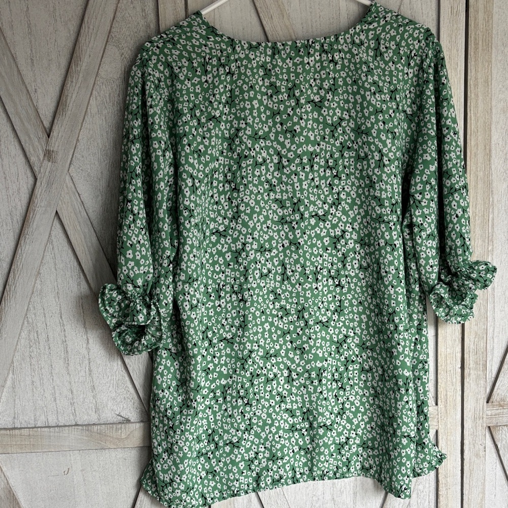 Well Worn Brand Green and White Floral Blouse - Picture 7 of 9